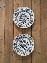 Load image into Gallery viewer, Vintage decorative plate
