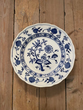 Load image into Gallery viewer, Vintage decorative plate

