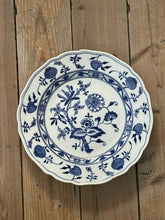 Load image into Gallery viewer, Vintage decorative plate
