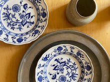 Load image into Gallery viewer, Vintage decorative plate
