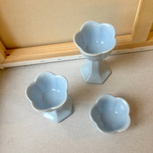 Load image into Gallery viewer, Boda flower shaped tealight holders
