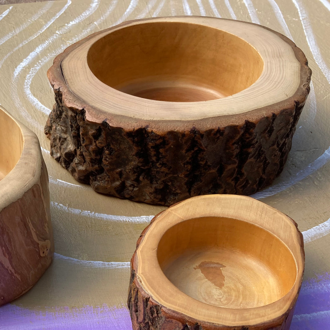 Söwe medium wooden bowl with bark